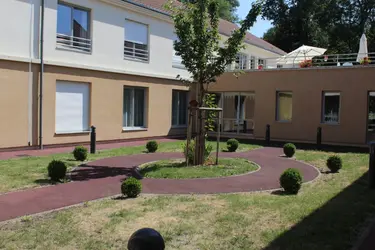 emeis maison de retraite vouziers jardin et terrasse